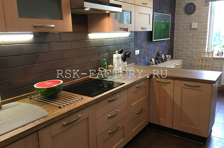 Кухонная столешница из дуба цвета табак. Работы компании РСК Интерьер.