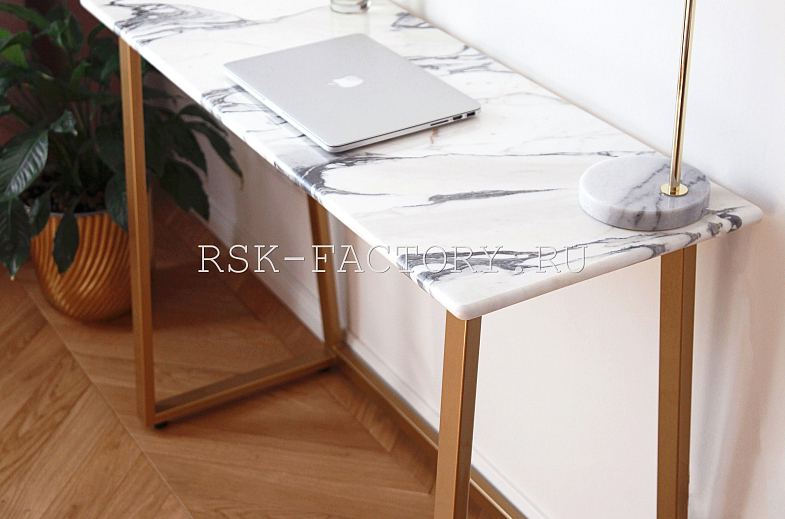 Подстолье из стали с золотой покраской. Работы компании РСК Интерьер.