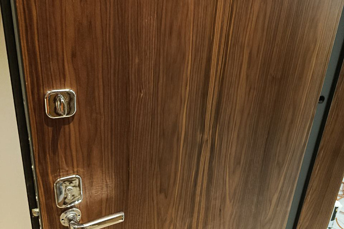 Откосы и панель из ореха для двери (7). Работы компании РСК Интерьер.